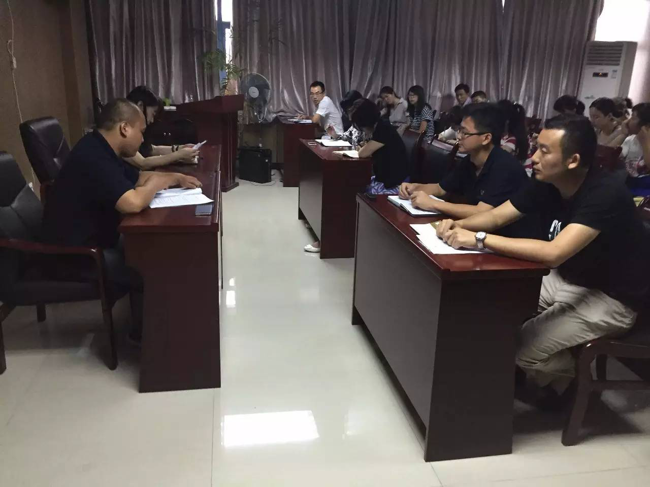 BY.COM组织传达学习关于我市8起“违插”典型案例的通报》