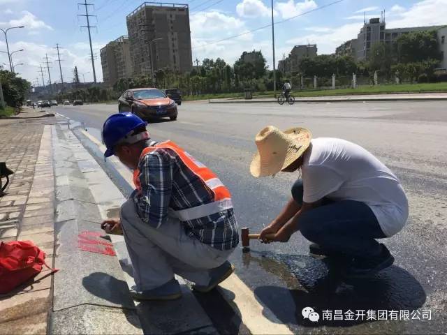 高温下战斗的测绘人，港口大道污水管网修复工程测绘工作