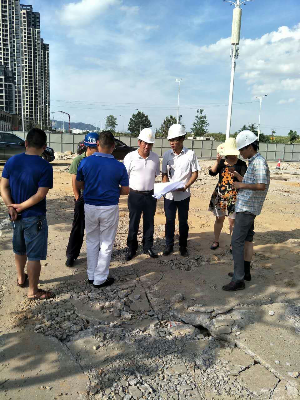 BY.COM高管赴麦园路、富樱路等道路施工现场指导工作