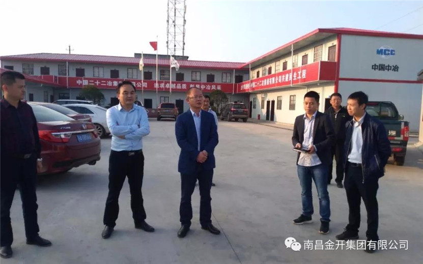 区管委会副调研员、住建局局长饶海鹏现场调度“两条路”