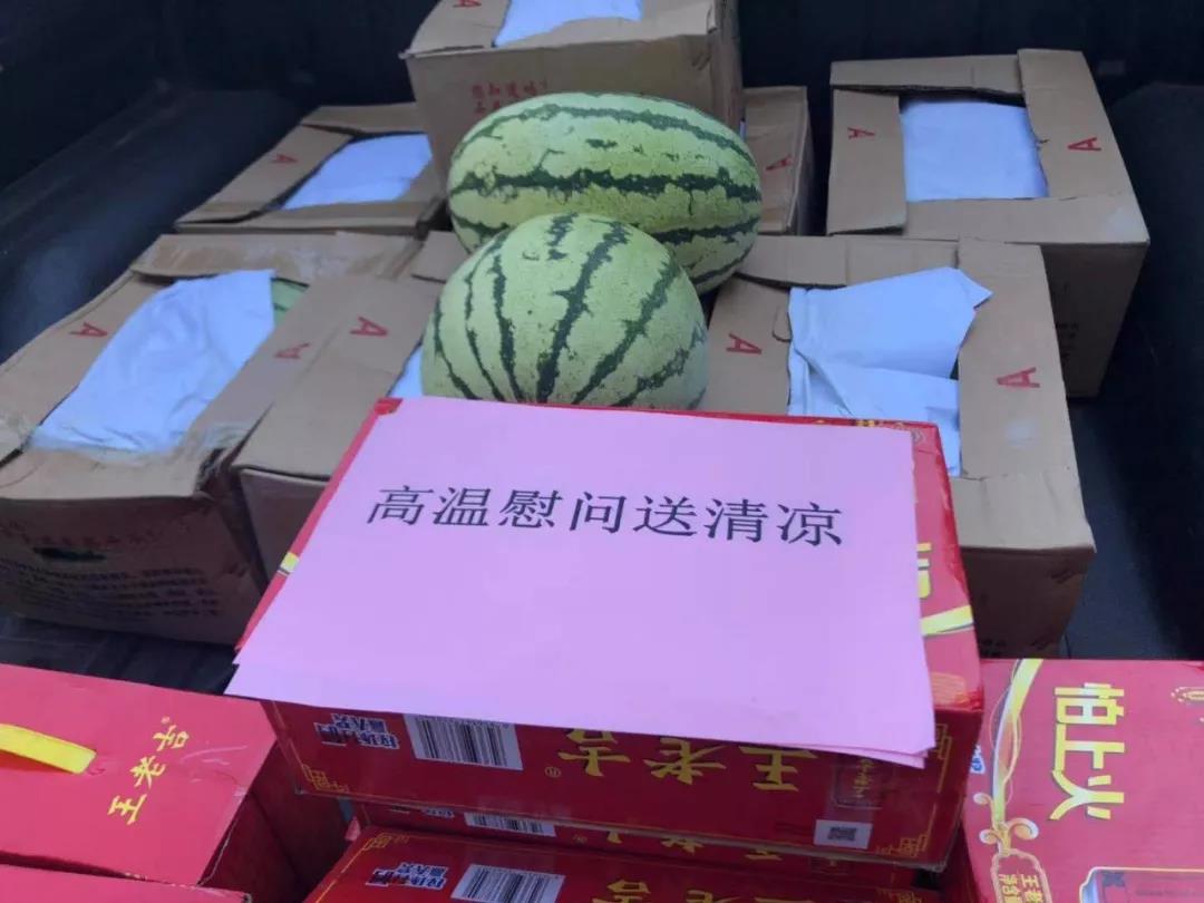 一份清凉，一声问候——物业公司开展“高温送清凉”慰问