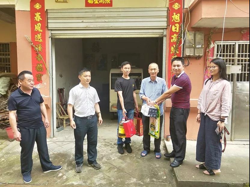 BY.COM机关党支部开展“慰问贫困户 情暖端午节”党日活动