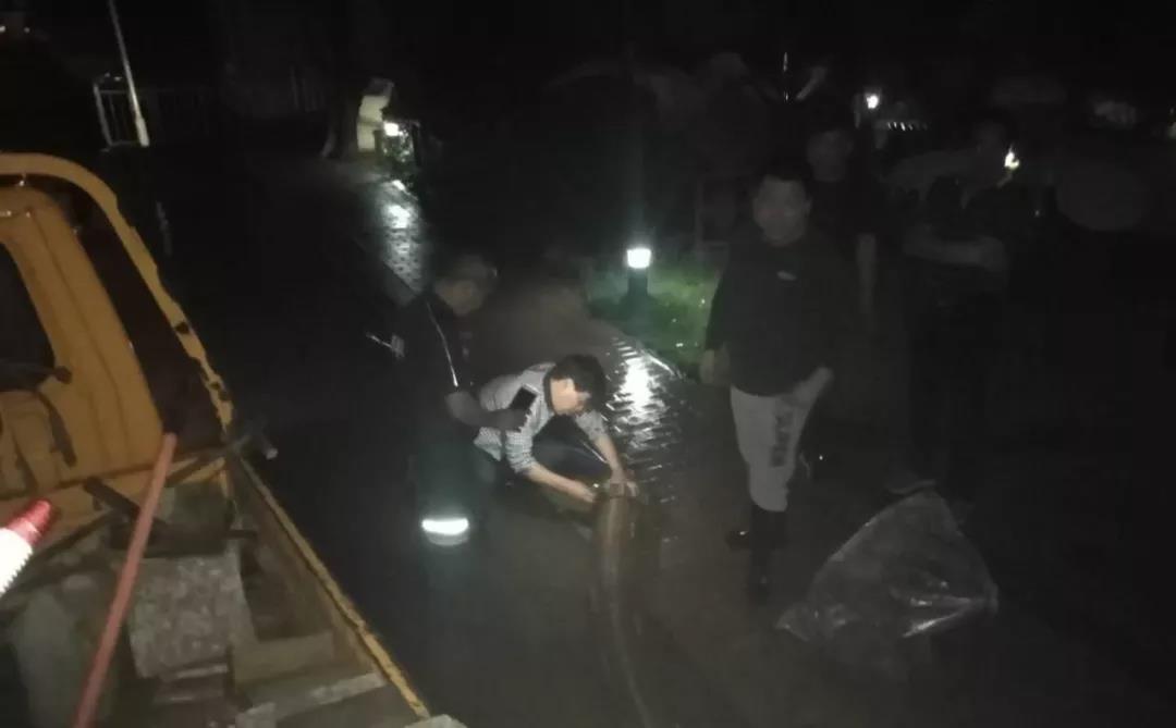 【点赞！】大雨淹了居民楼 管护公司迅速出动