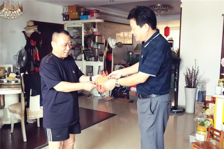 金开BY.COM党委书记、董事长谢荣华一行走访慰问退休党员干