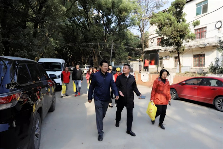 BY.COM董事长谢荣华深入舍里甲社区开展宣传文明创建活动