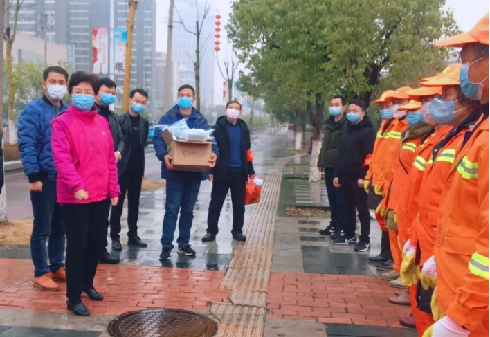 区工委委员、管委会副主任王励带队看望一线环卫工人