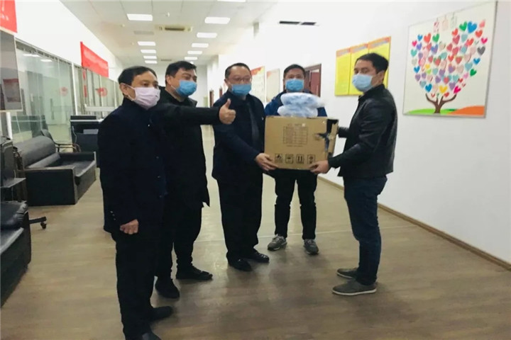 蛟桥镇再次为抗击疫情一线环卫工人送来一次性外用口罩