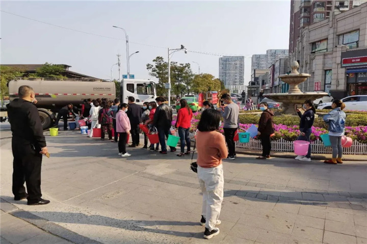 金开BY.COM管护公司为停水居民送上生活用水