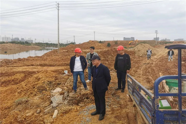 区住建局局长饶海鹏调度幸福河西侧截污工程