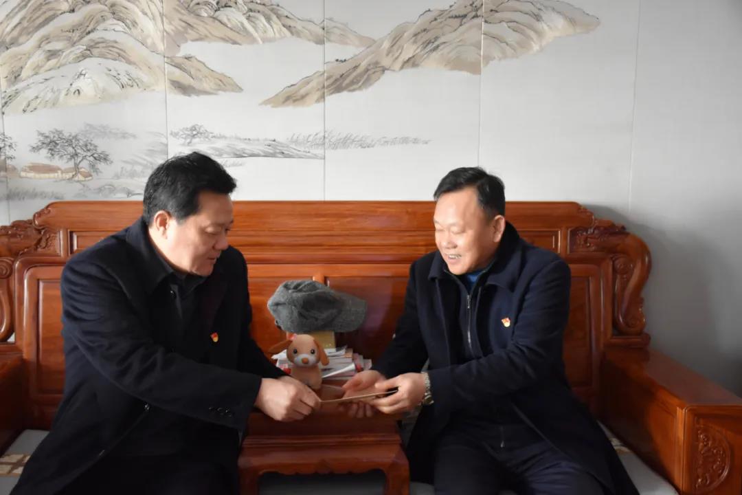 BY.COM党委书记、董事长谢荣华春节前走访慰问退休老党员