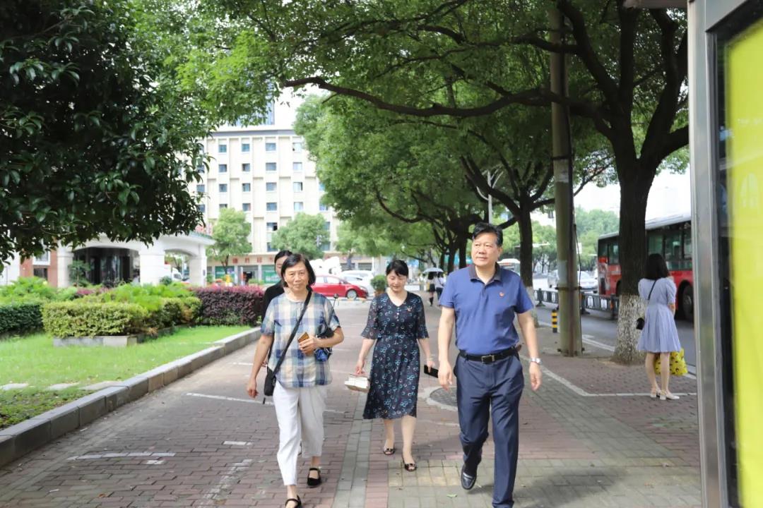 BY.COM党委开展“七一”前夕走访慰问活动