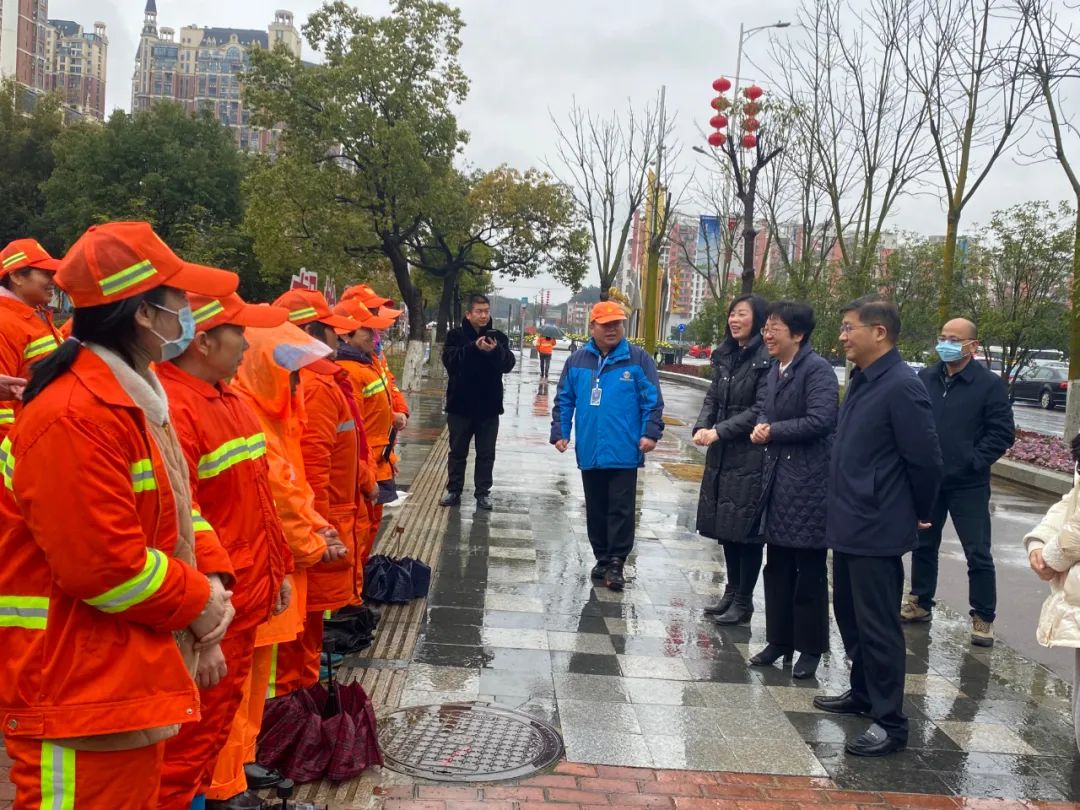 区党工委委员、管委会副主任王励一行慰问环卫工人