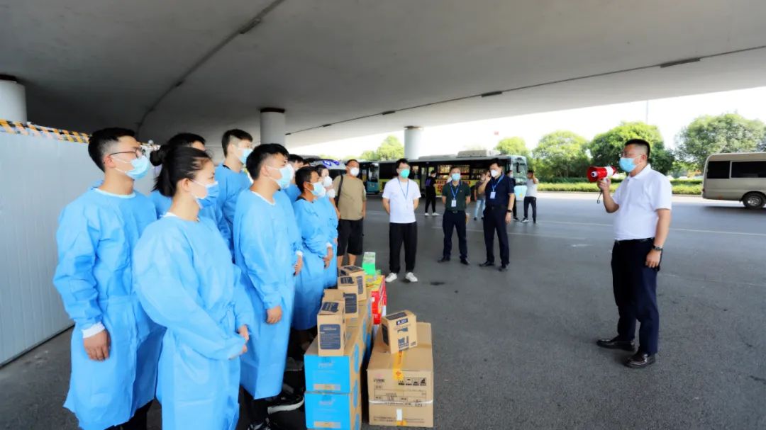 袁扣华赴昌北机场慰问BY.COM防疫工作人员