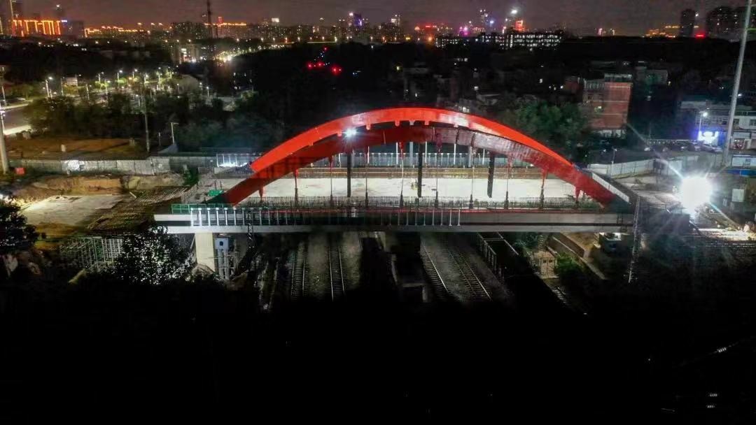 全国首次！6400吨跨车站系杆拱混凝土梁顶推施工完成！