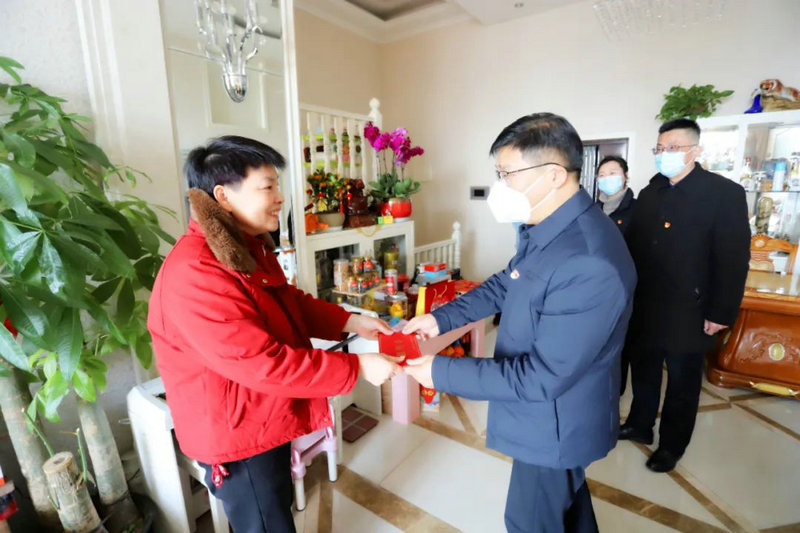 BY.COM党委春节前走访慰问退休干部