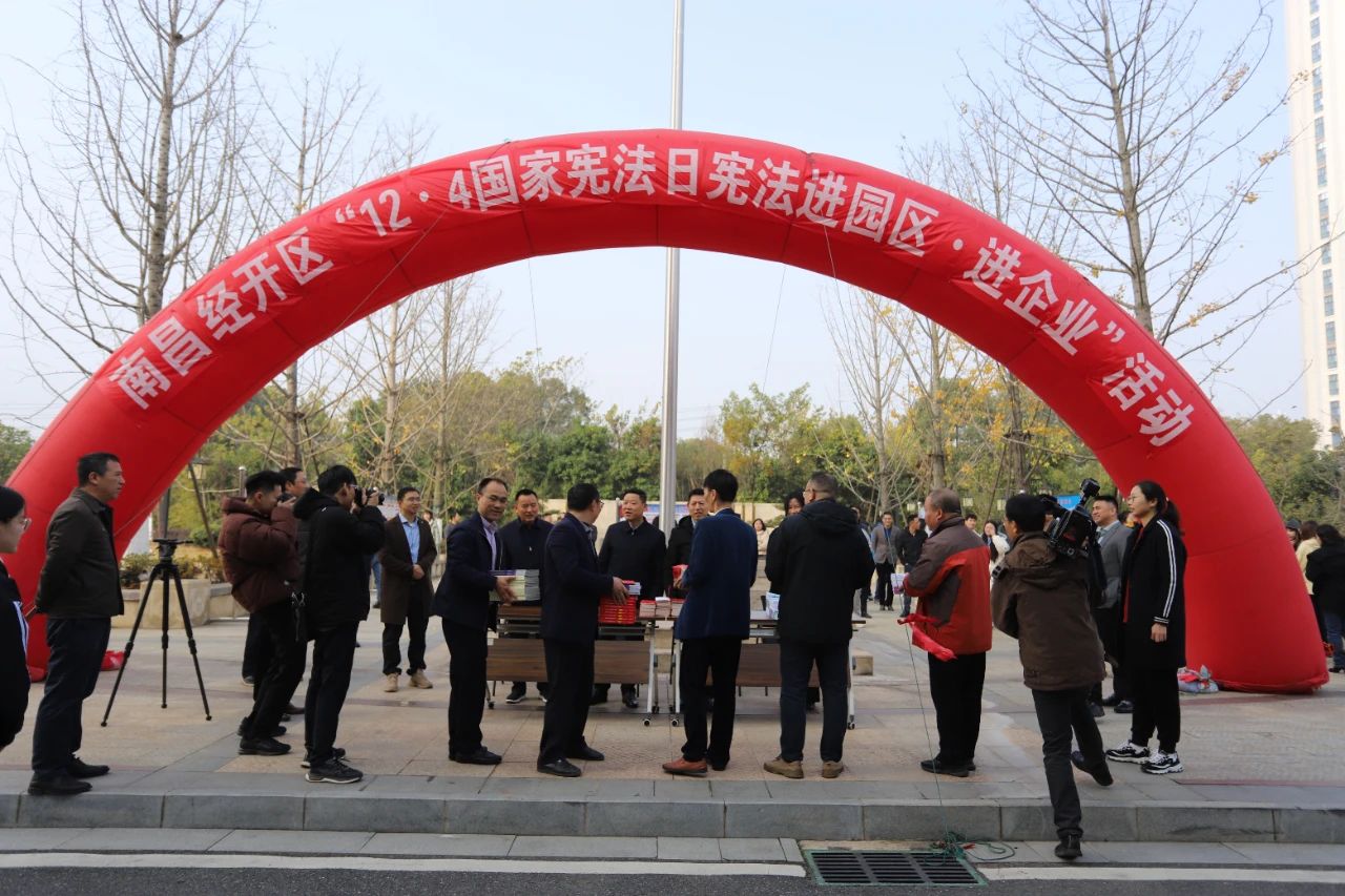 区社发局联合BY.COM开展“12.4送法进企业”活动