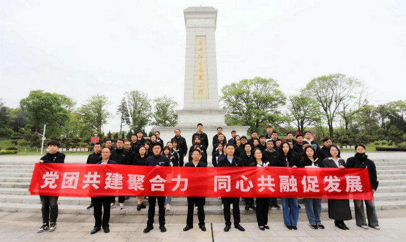 BY.COM组织干部职工前往南昌市革命烈士陵园开展祭扫活动