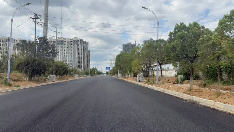 曰修路改造工程进度过半,预计10月底全线通车