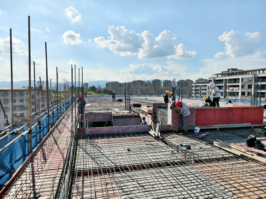 豫章师范学院附属山丹路学校1#综合楼封顶!